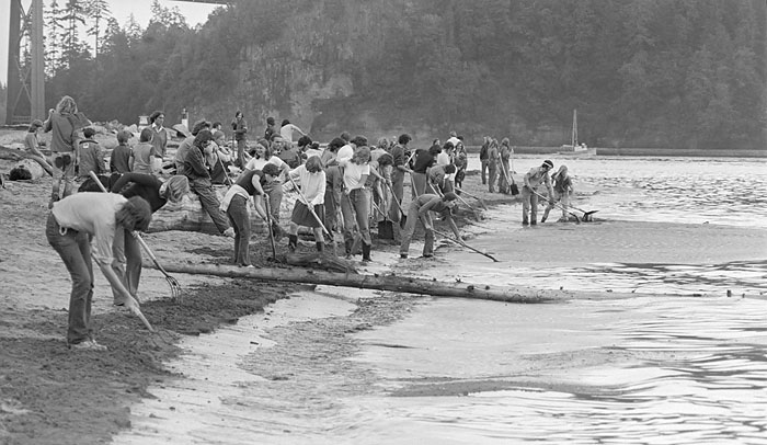 Oil spill cleanup in West Vancouver at Ambleside. Source: John Denniston (johndenniston.ca)